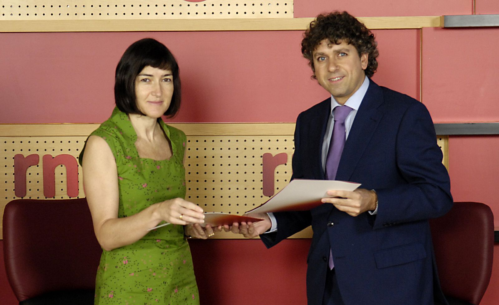 Ángeles González-Sinde (ministra de Cultura) y Santiago González (director de Radio Nacional) durante la firma de un convenio entre el Ministerio de Cultura y RNE