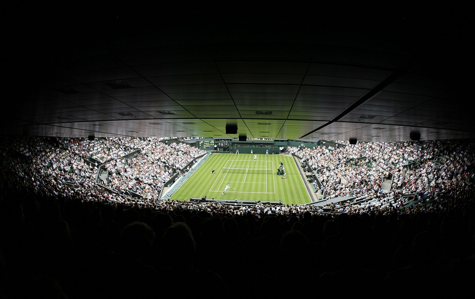 Vista general del partido entre Roger Federer y Lu Yen-hsun en la pista central de Wimbledon.