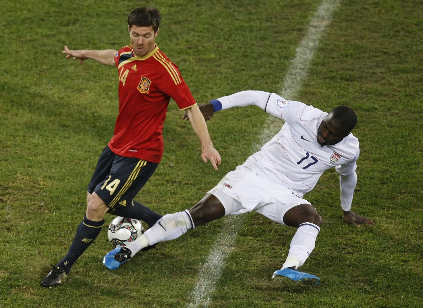 Altidore trajo de cabeza a la defensa de la selección española.