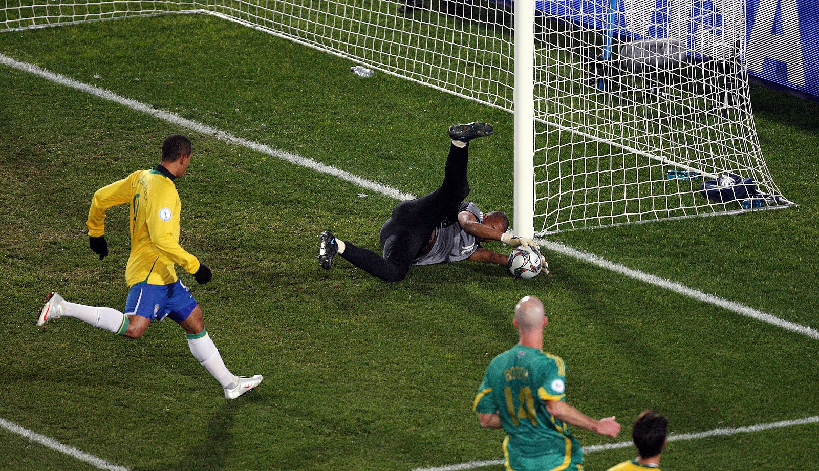 Khune atrapa el balón ante el acoso de Luis Fabiano durante el partido.