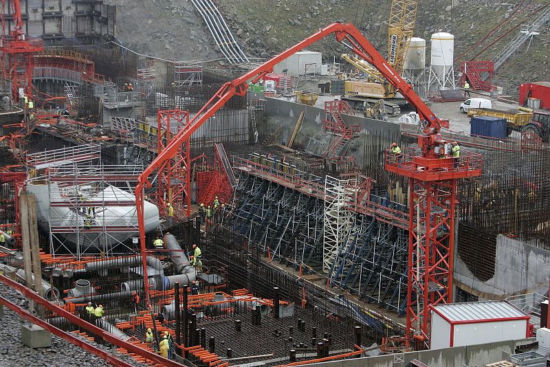 Construcción del tercer reactor de la central nuclear de Flamanville, en Francia, segundo productor mundial y uno de los pocos de Europa que sigue ampliando su capacidad de generar energía nuclear.