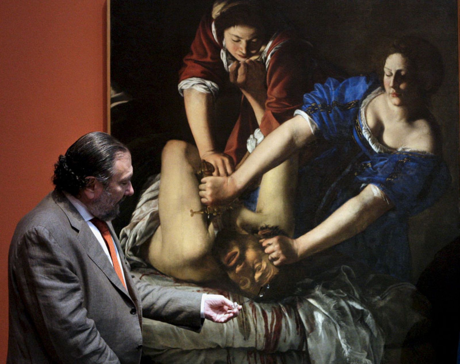 El cuadro 'Judit y Holfernes', de Artemisia Gentileschi, fue expuesto en el Museo de Bellas Artes de Bilbao en 2008. En la imagen, el director del museo bilbaíno, Javier Viar, junto al cuadro.