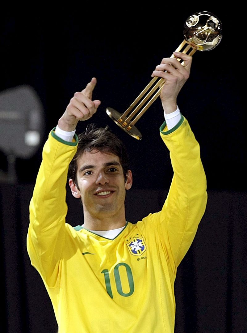 Kaká posa con su trofeo al mejor jugador de la Copa Confederaciones