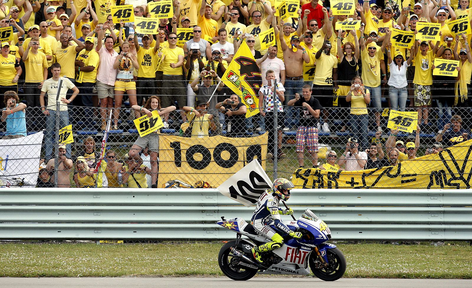 Valentino Rossi celebra su triunfo número 100 en el Gran Premio de Holanda.