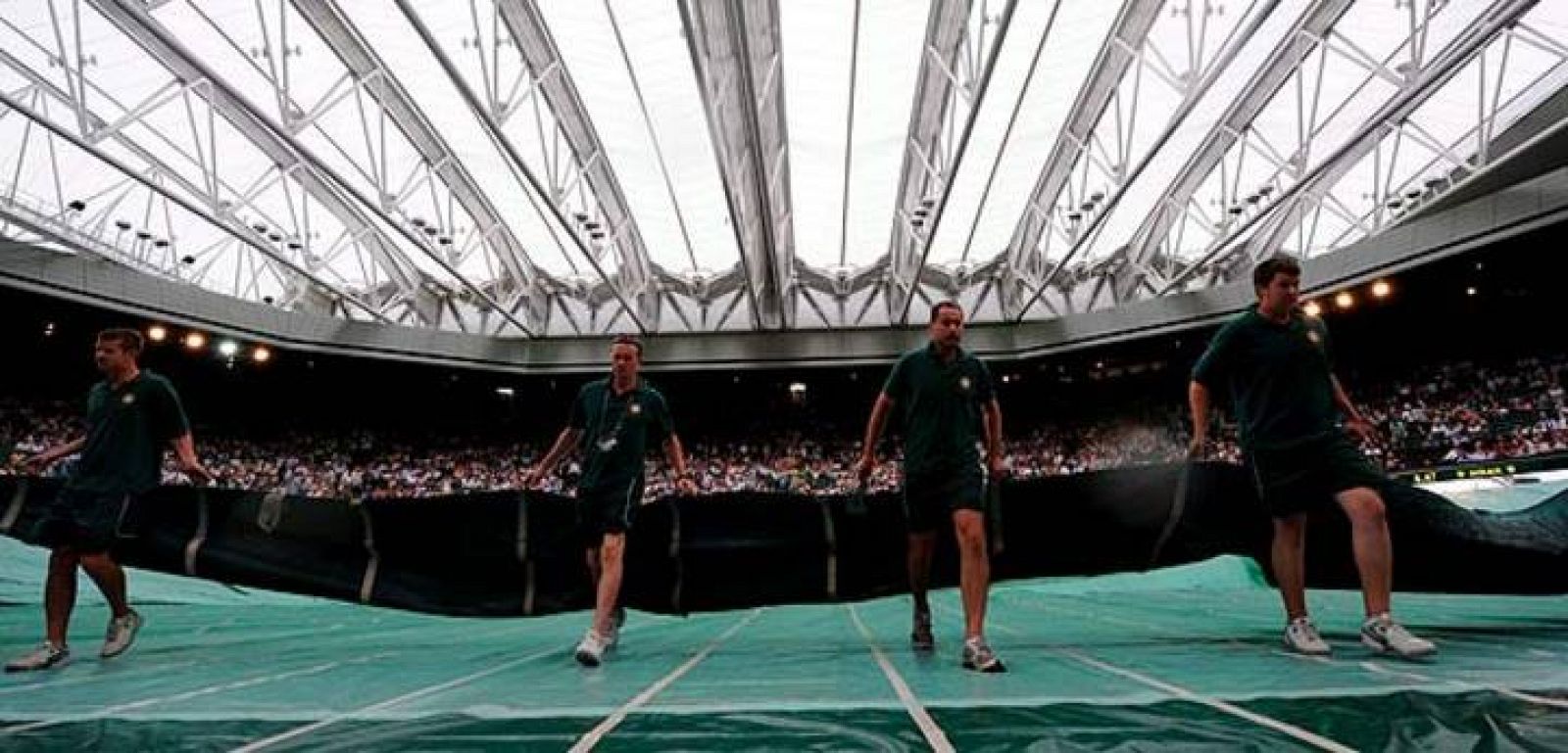 La hierba de Wimbledon cada vez se parece más a la tierra batida.