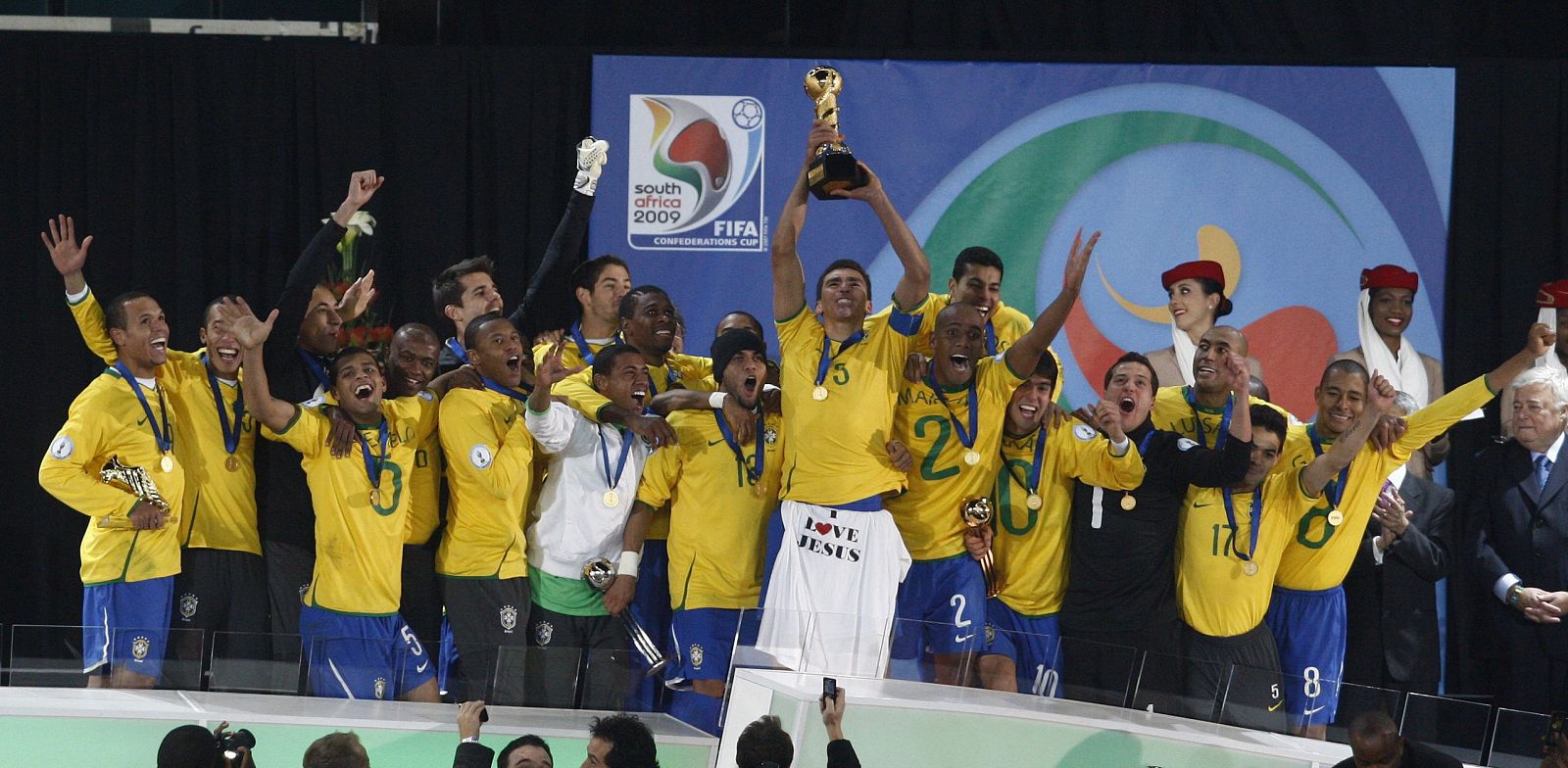 Los jugadores de Brasil celebran el campeonato de la Copa de las Confederaciones tras la victoria de su equipo 3-2 ante Estados Unidos.