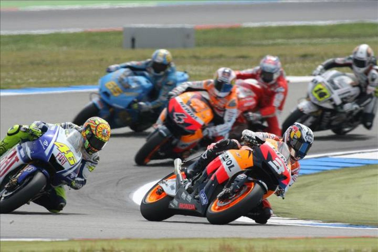   El pelotón de MotoGP llega a Laguna Seca.