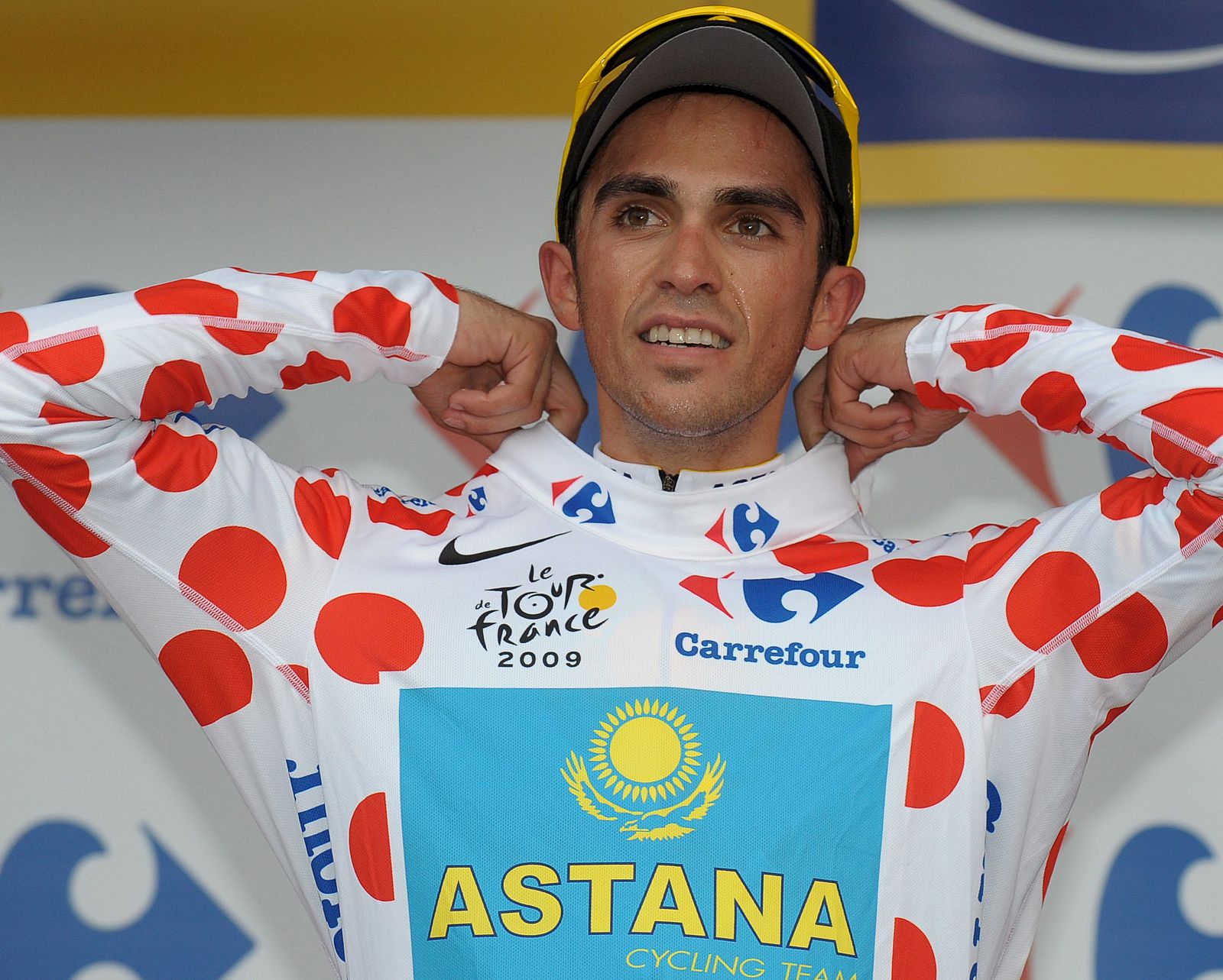 Alberto Contador se viste con el maillot de topos de líder de la montaña
