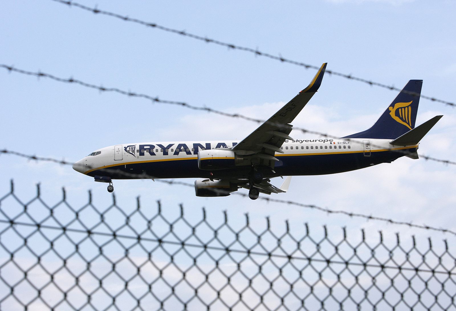 Un avión de Ryanair aterrizando