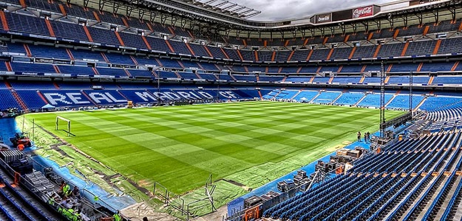 El anterior césped del Estadio Santiago Bernabéu está siendo reemplazado