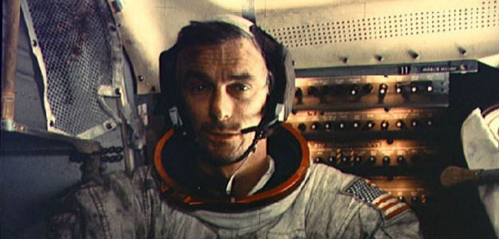 Eugene Cernan, comandante del Apolo XVII dentro del módulo lunar. Viajó a la aLuna en Dos ocasiones