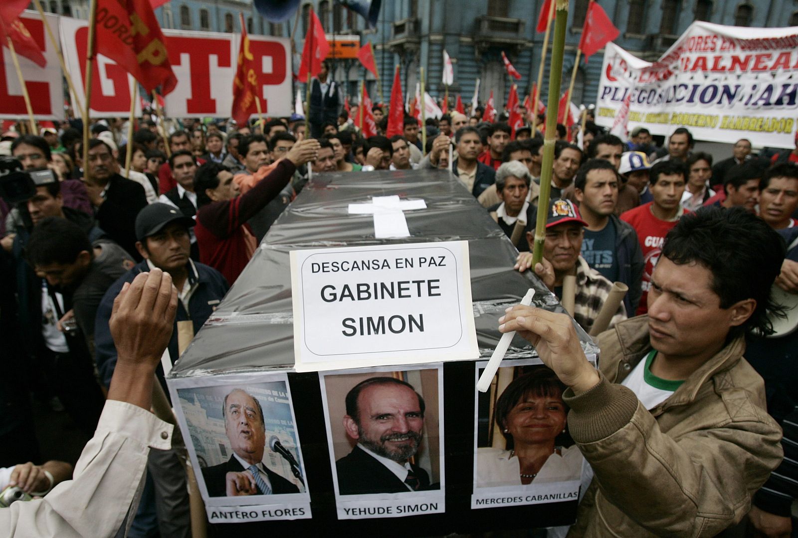 Manifestantes con el ataúd simbólico del primer ministro dimisionario Yehude Simon, este miércoles en Lima.