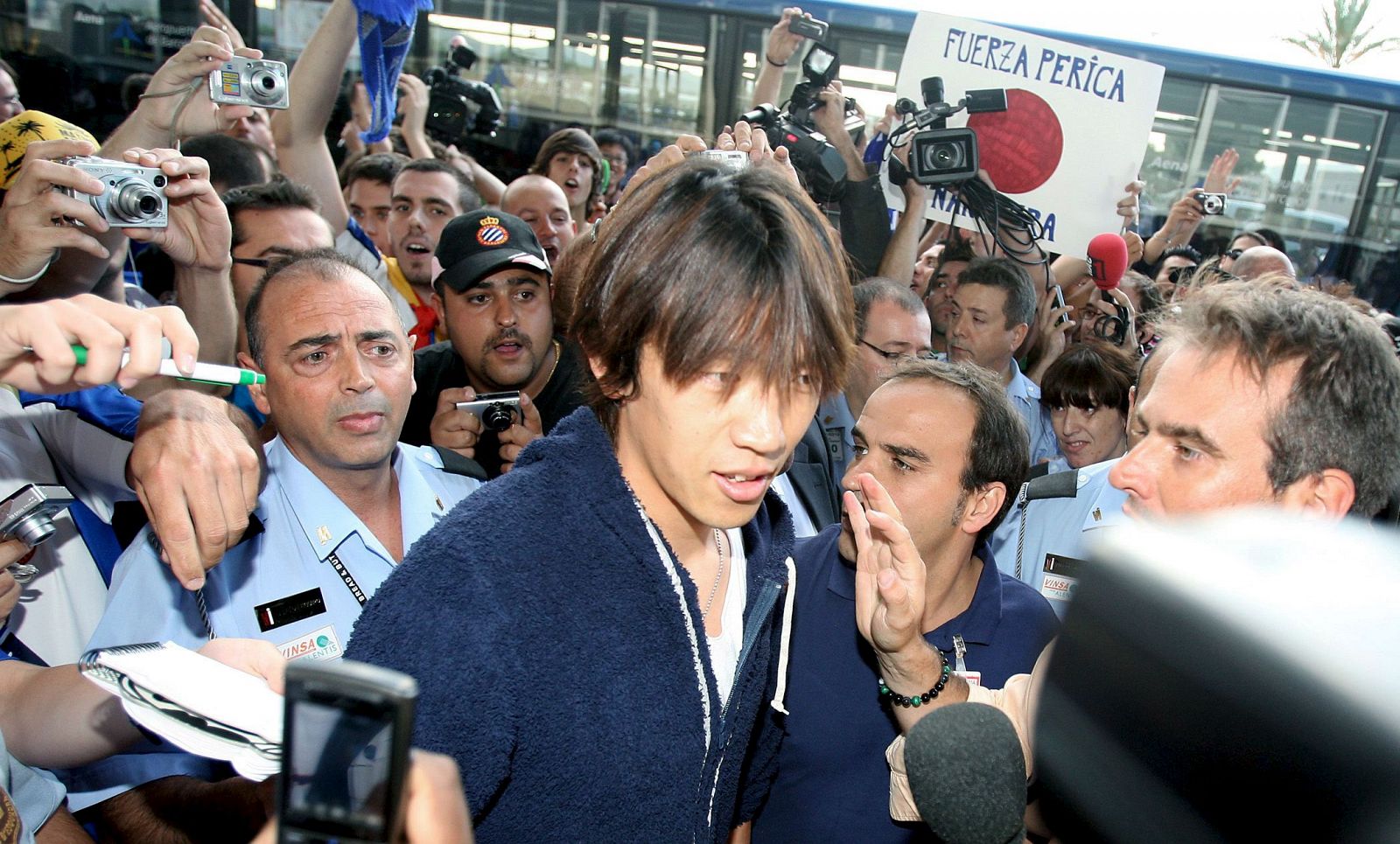 El centrocampista japonés del Espanyol, Shunsuke Nakamura, a su llegada a Barcelona.