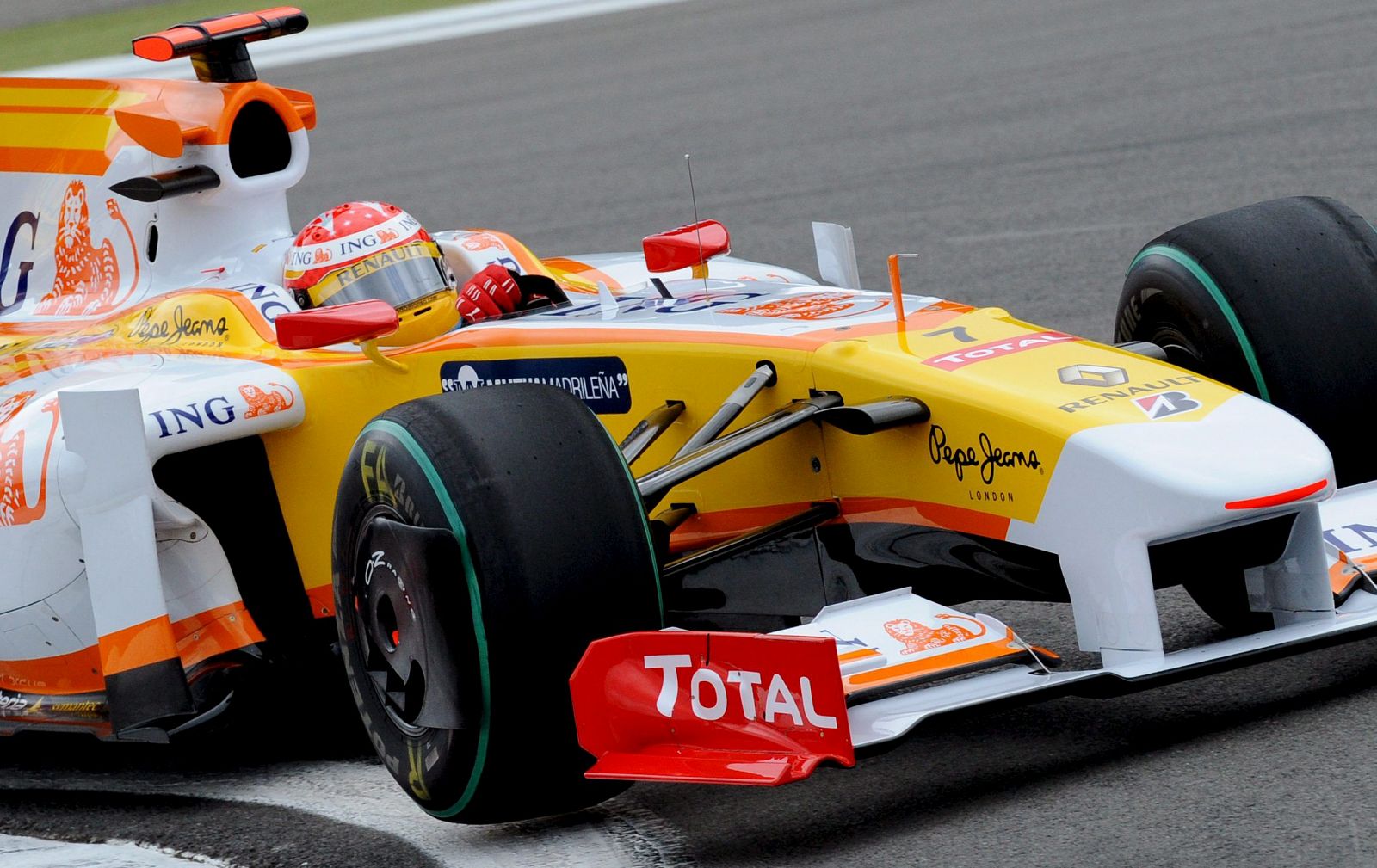 Imagen del piloto español de Fórmula Uno, Fernando Alonso, en el circuito de Nürburgring.