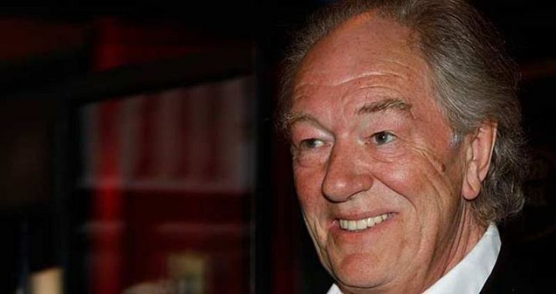 Michael Gambon sonriente