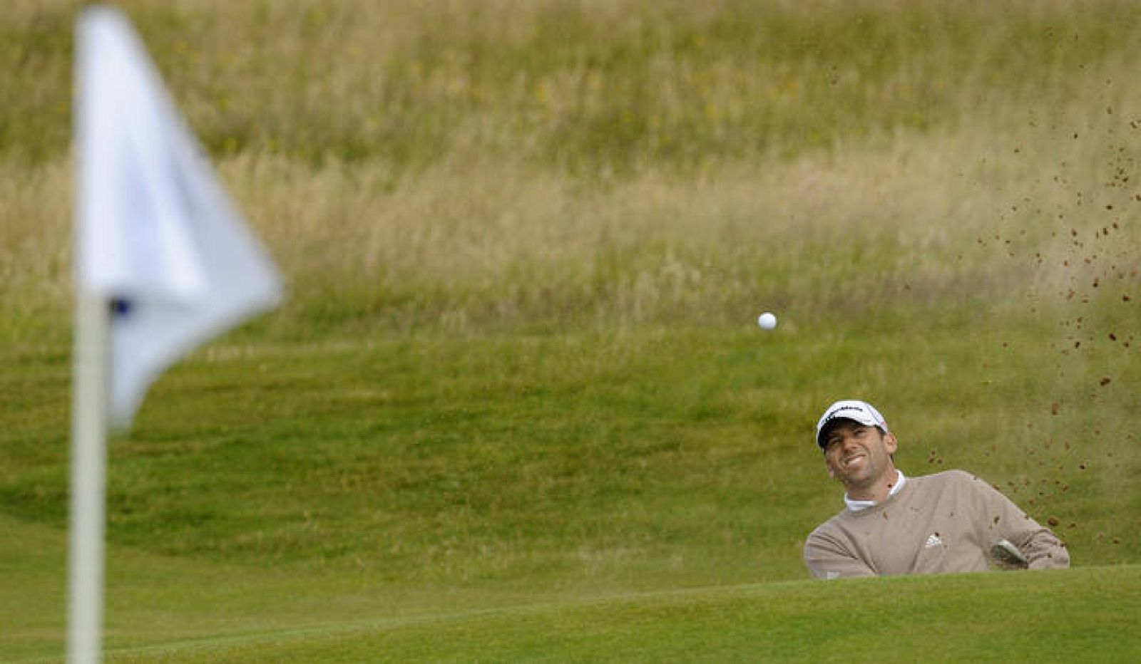 Sergio García golpea una bola en una sesión de práctica en Turnberry.