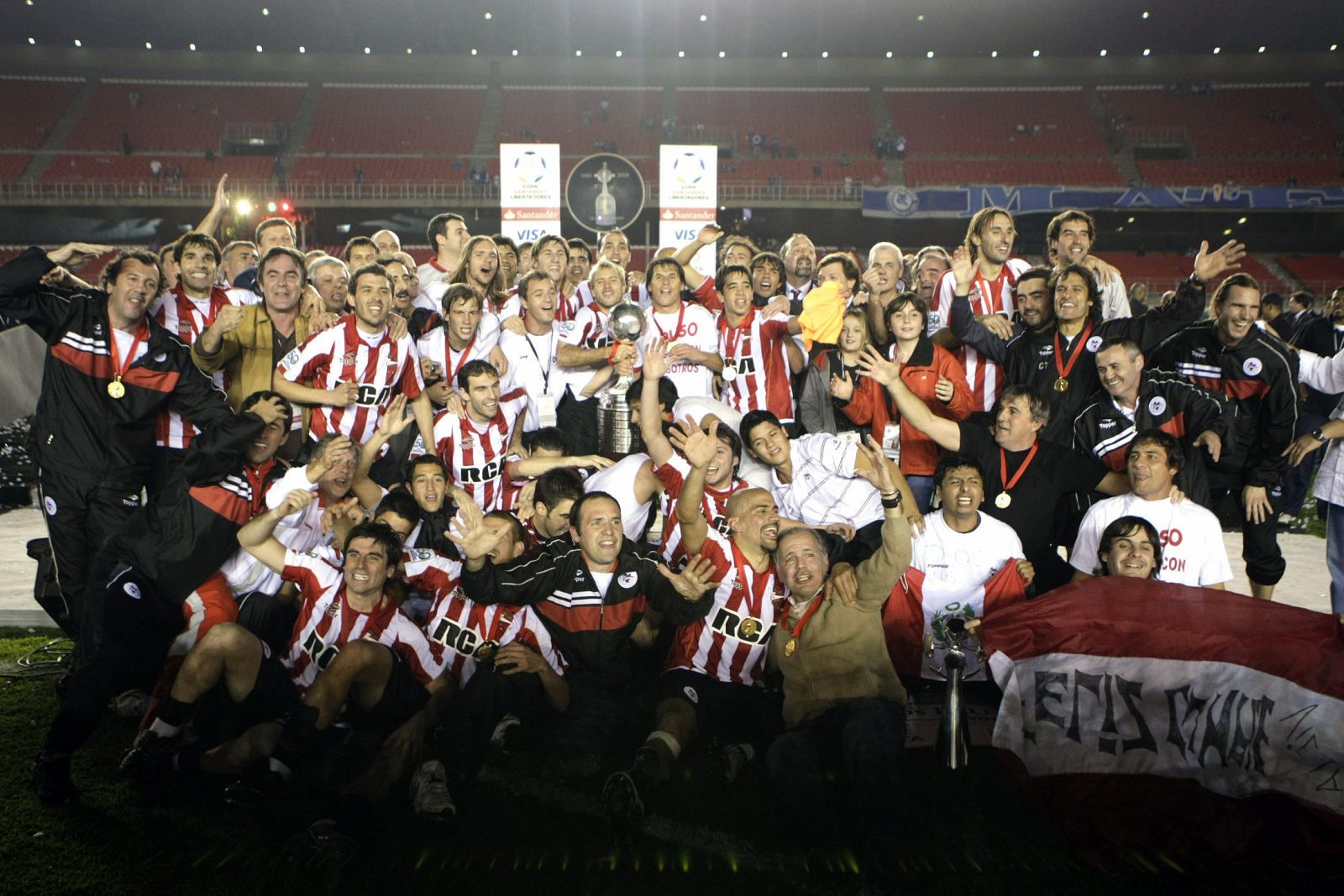 El Estudiantes celebrando su triunfo.