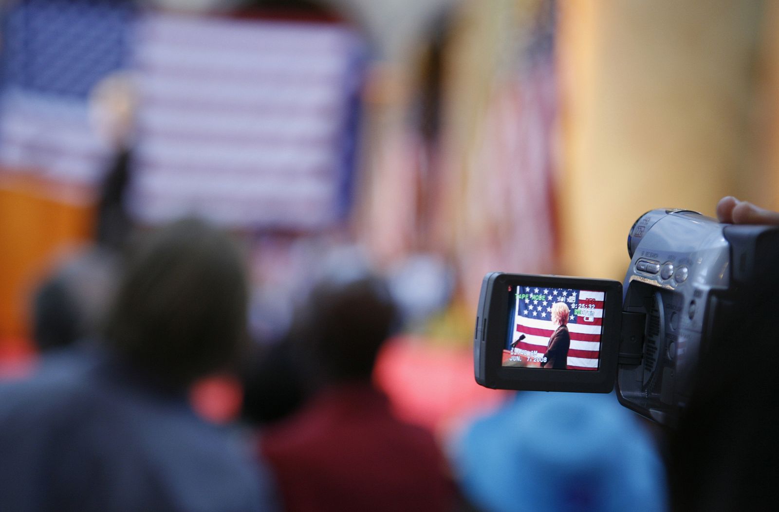 Una videocámara graba un mítin de Hillary Clinton