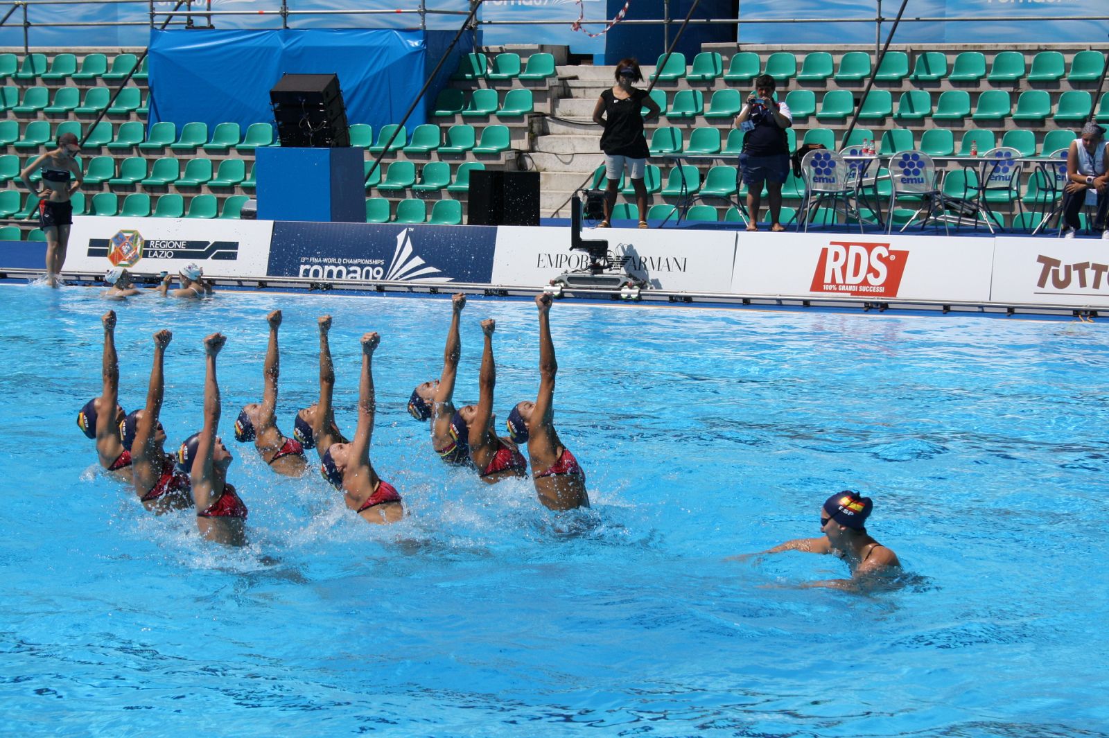 El equipo español de natación sincronizada durante un instante de su ejercicio de combinada libre.