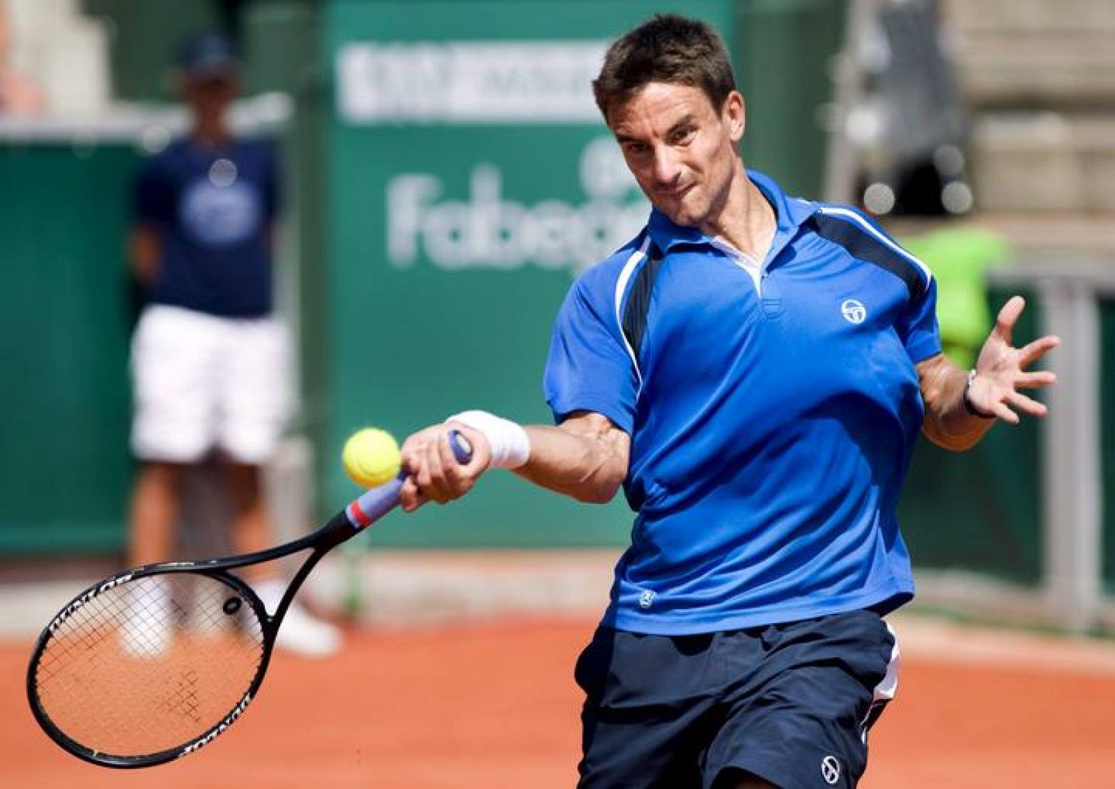 El tenista español Tommy Robredo devuelve la bola al ruso Teimuraz Gabashvili 