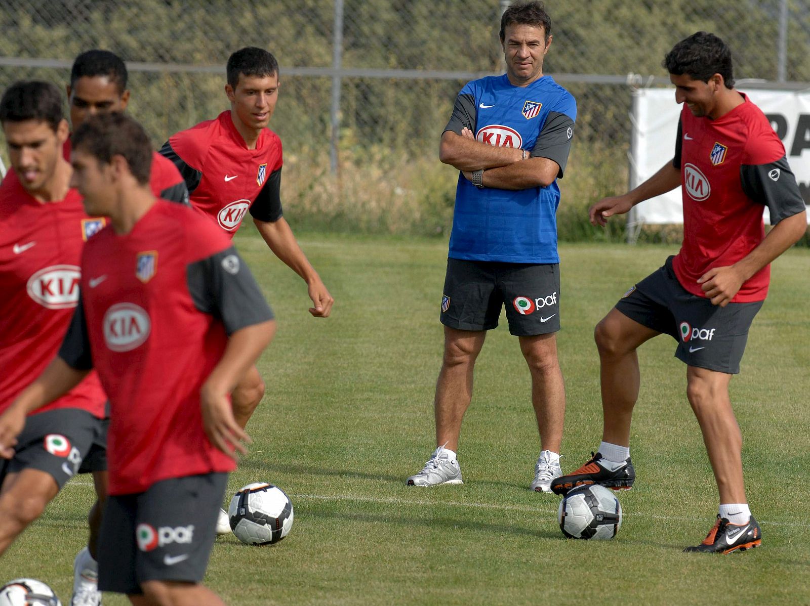 El entrenador del Atlético de Madrid, Abel Resino, observa las evoluciones de sus jugadores