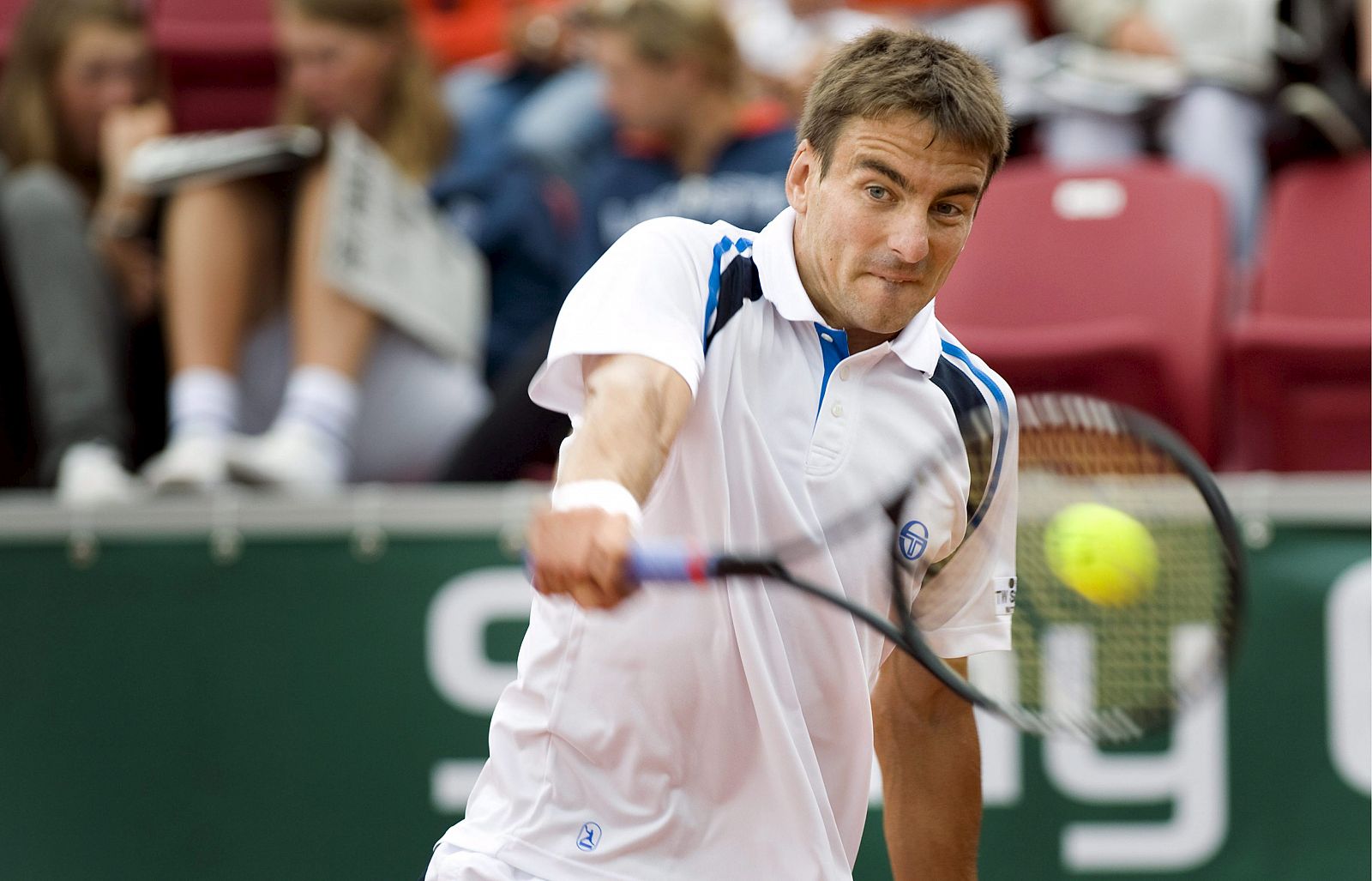 El español Tommy Robredo devuelve la bola al argentino Juan Mónaco