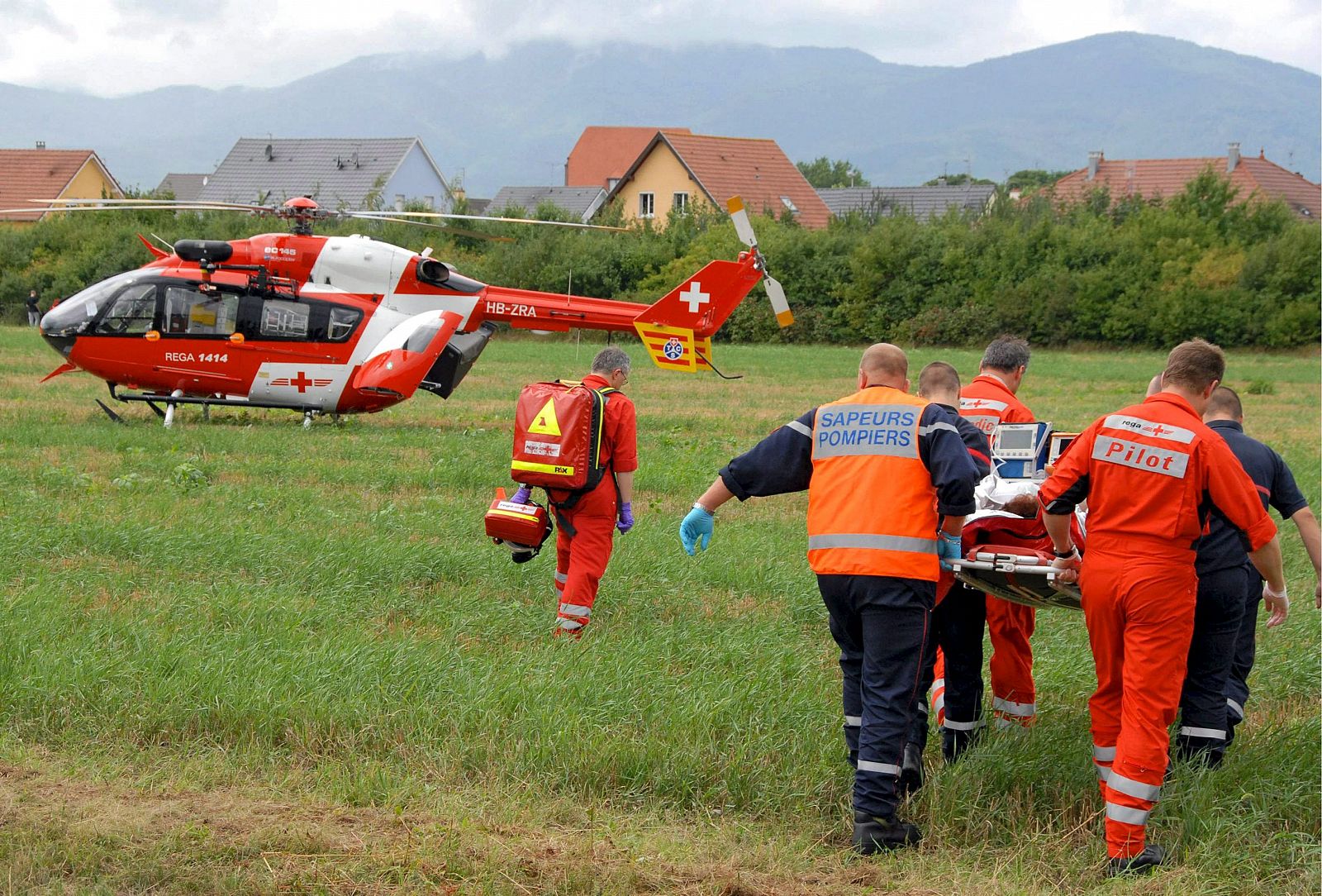 Los equipos de rescate evacúan a un herido cerca de la localidad francesa de Wittelsheim