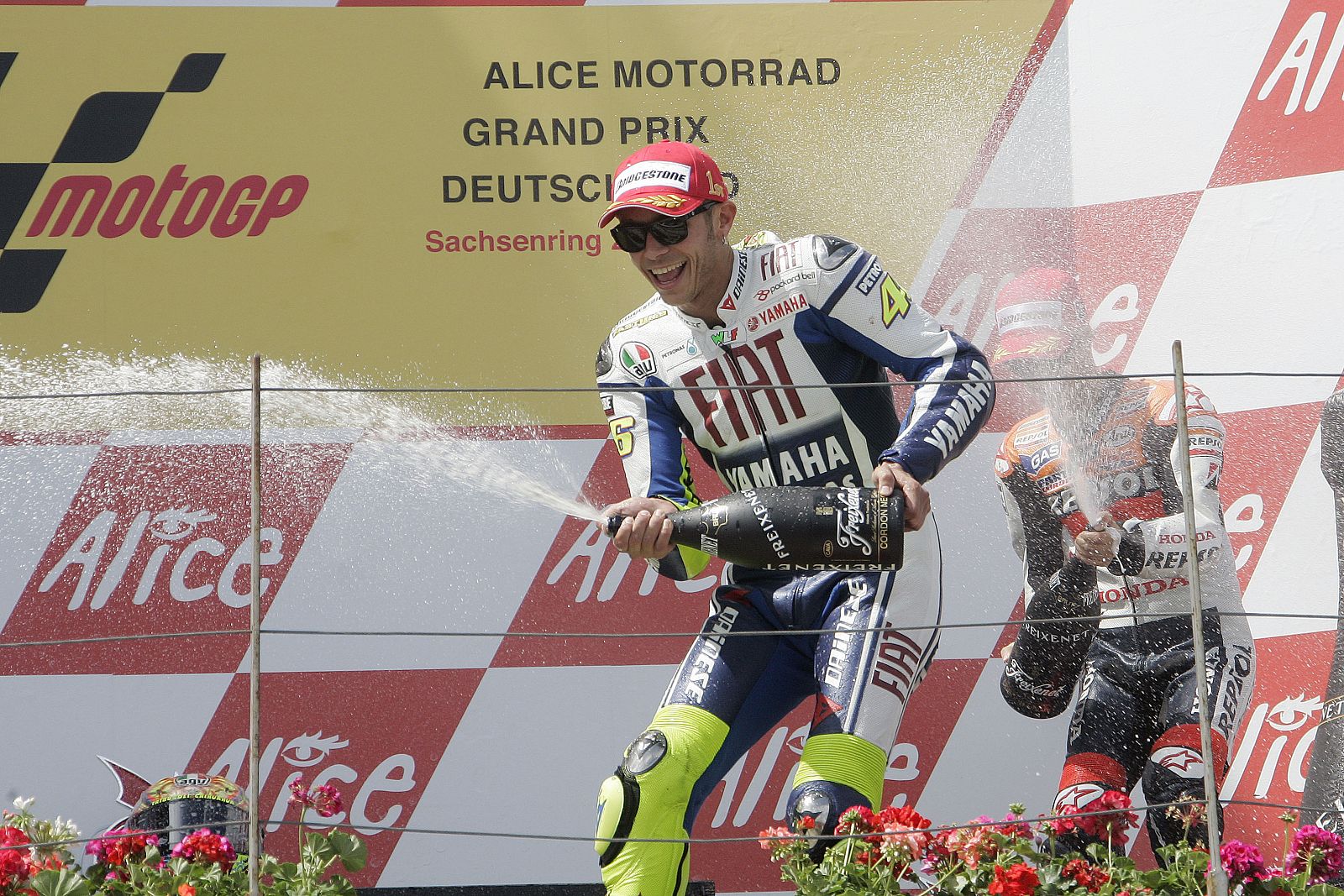 Rossi, feliz en el podio por su cuarta victoria del año.