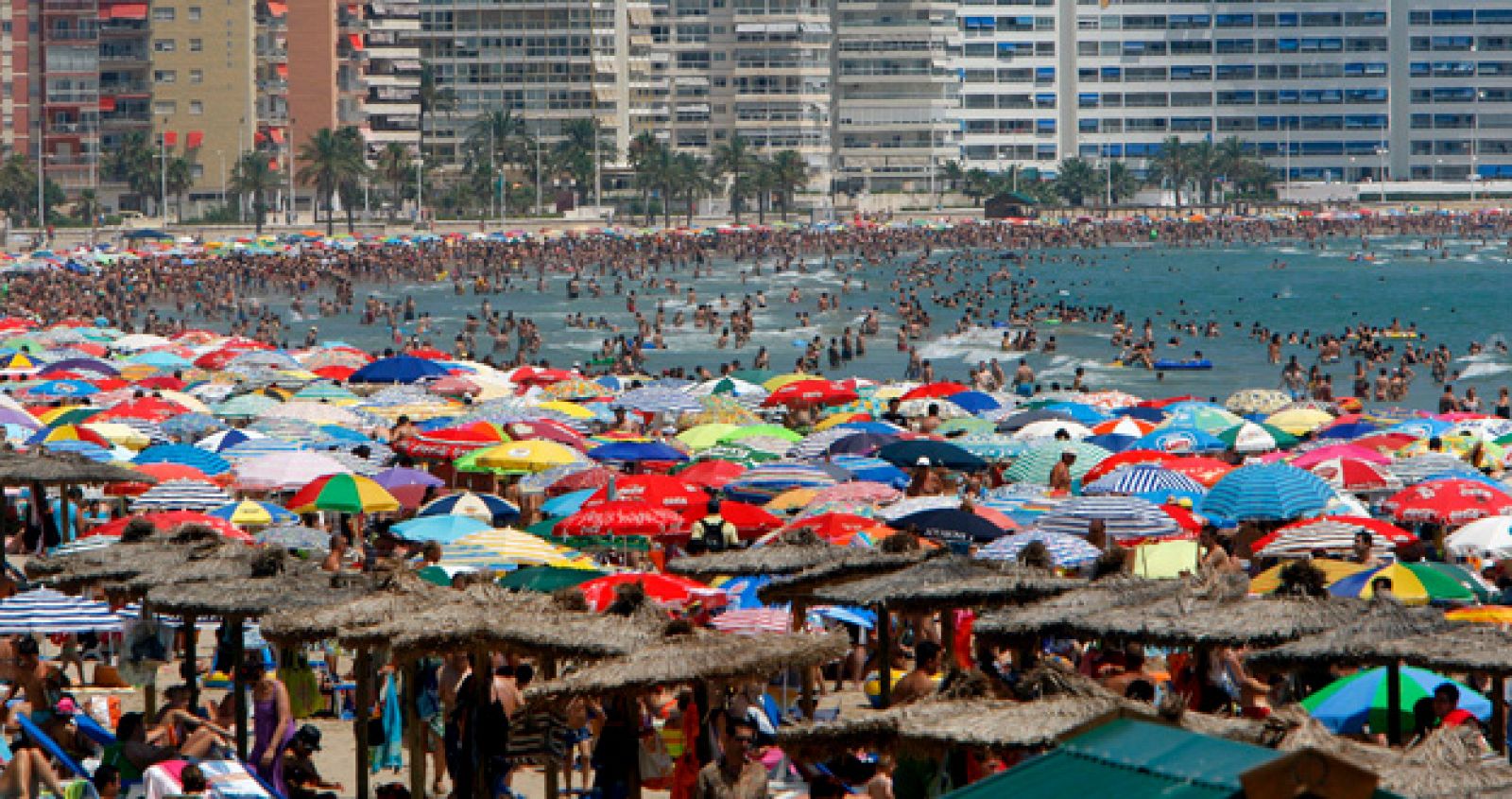 Una marea de turistas invade la playa de Cullera animada por las altas temperaturas