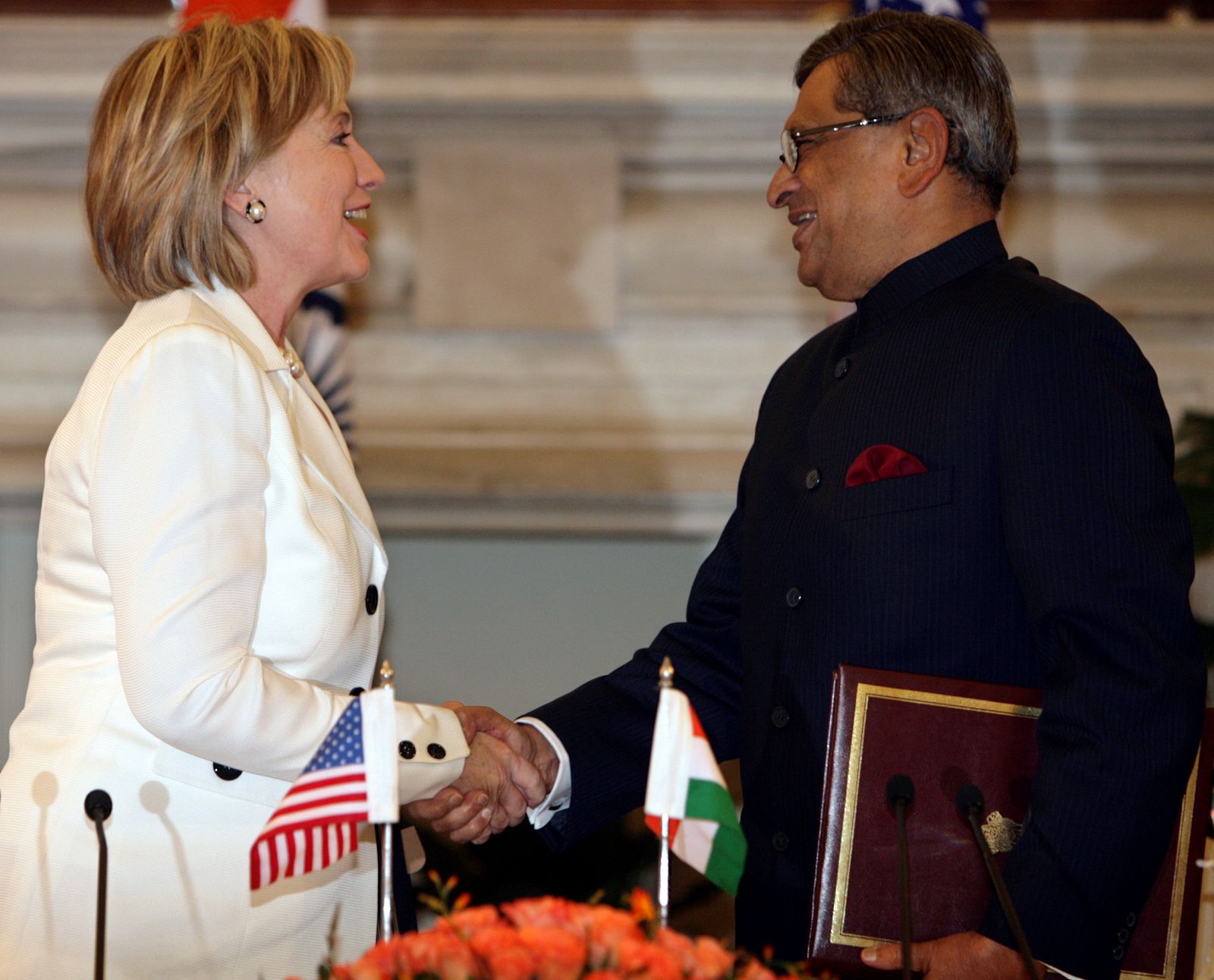 La secretaria de Estado de EE.UU., Hillary Clinton saluda al ministro de Exteriores de la India,Somanahalli Mallaiah Krishna.