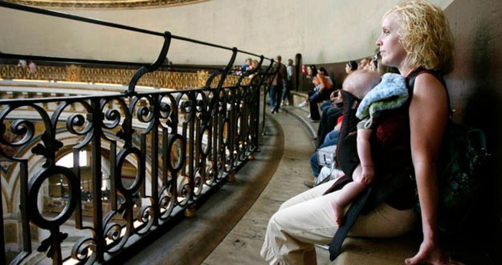 Una visitante adminra la galería de Whispering Gallery en la catedral de San Paul en Londres.