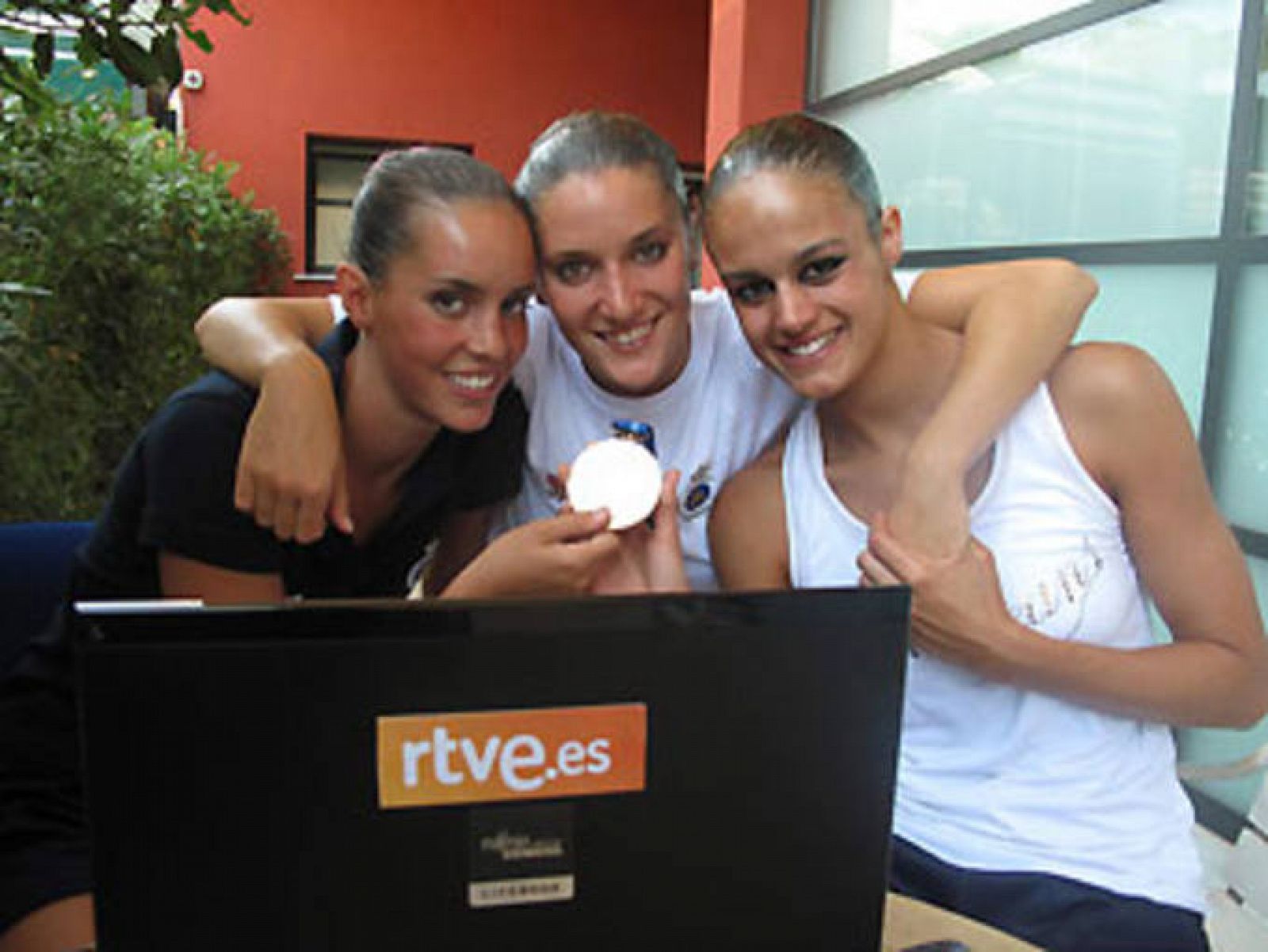 Ona Carbonell, Andrea Fuentes y Raquel Corral tras ganar el oro