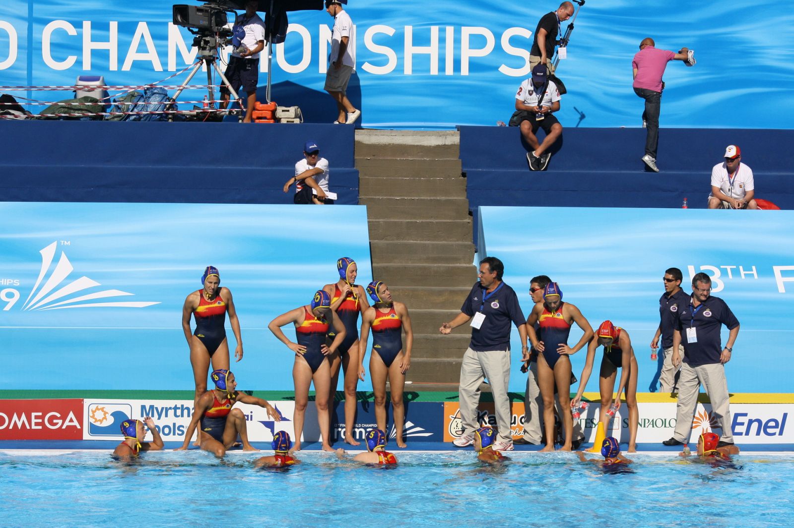 El equipo femenino de watterpolo español, durante un tiempo muerto.