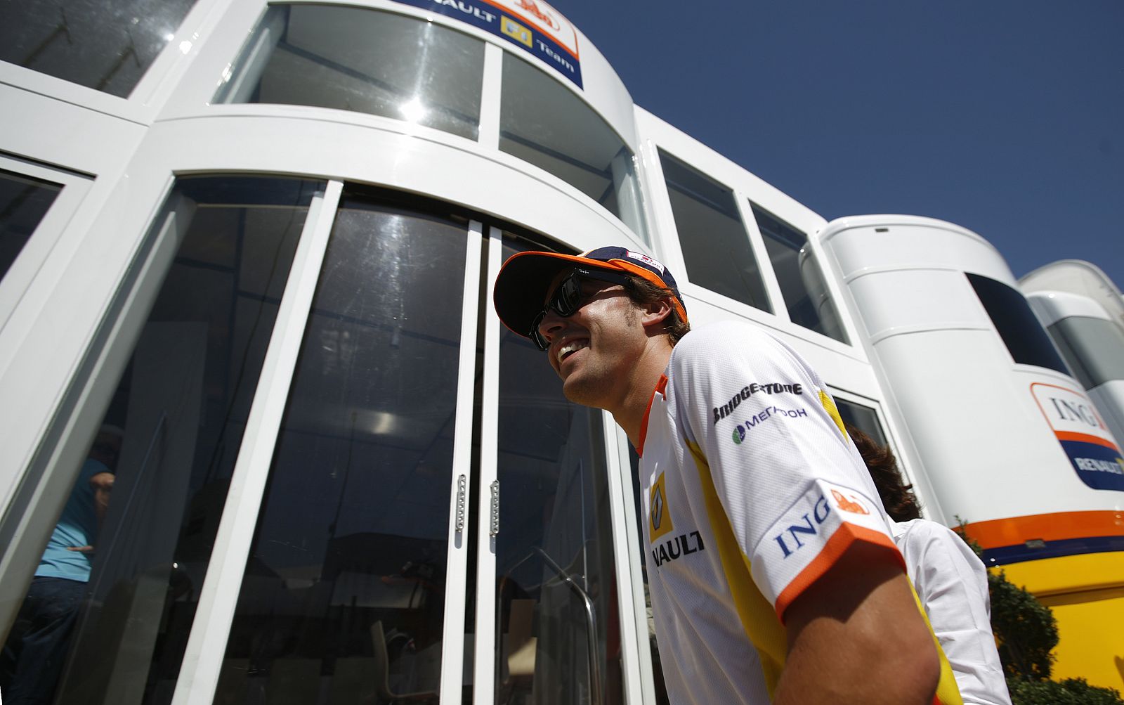 Fernando Alonso, en el paddock de Hungaroring