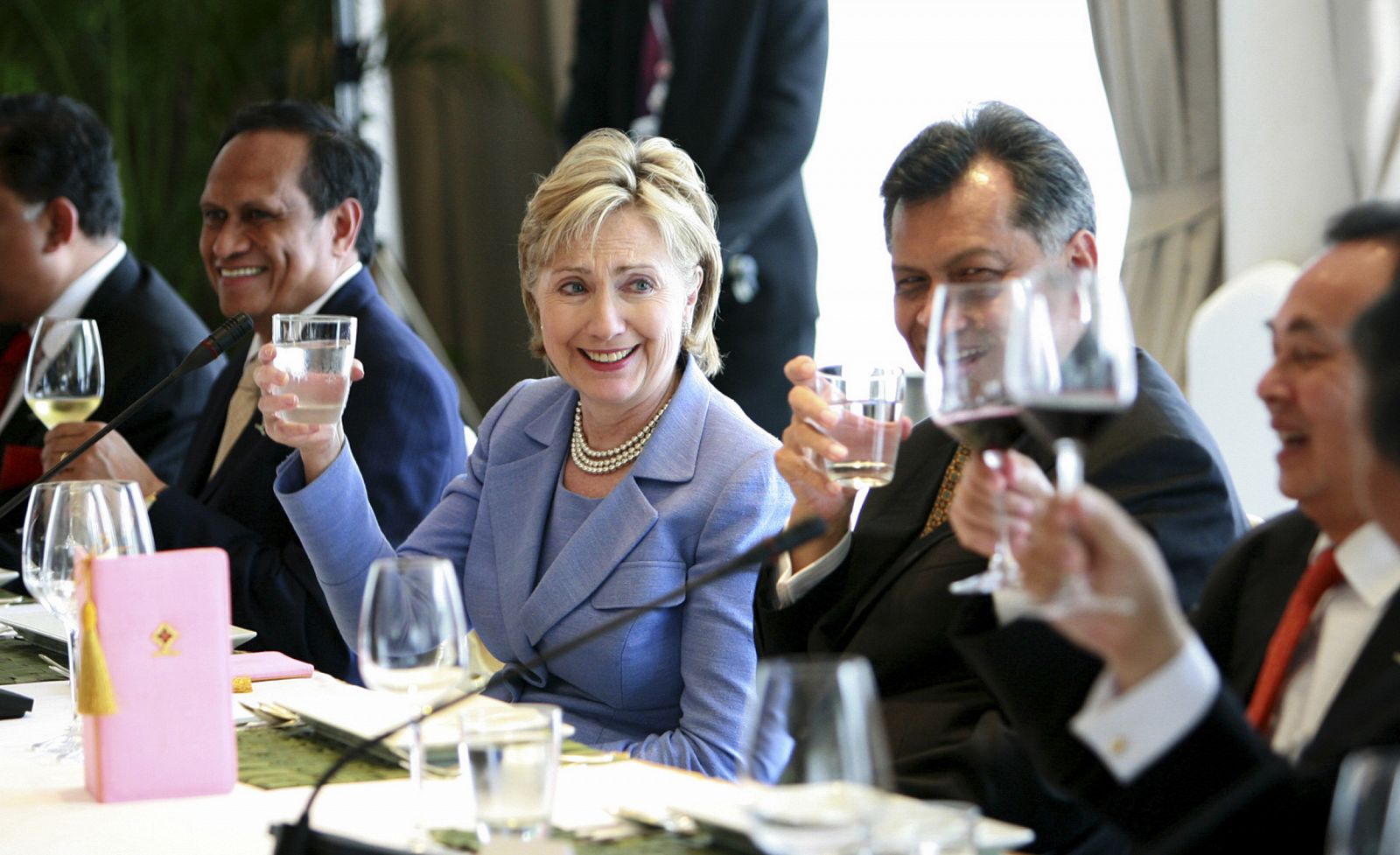 Hillary Clinton, en el centro, junto a varios representantes diplomáticos durante la cumbre de la ASEAN celebrada en Phuket, Tailandia.