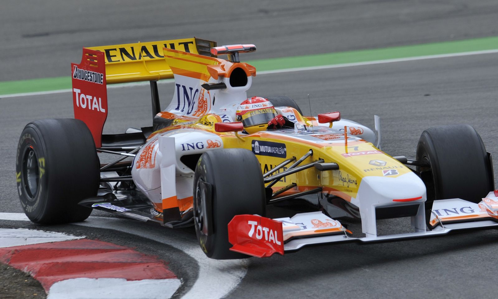 El Renault de Fernando Alonso, en una sesión de entrenamientos libres