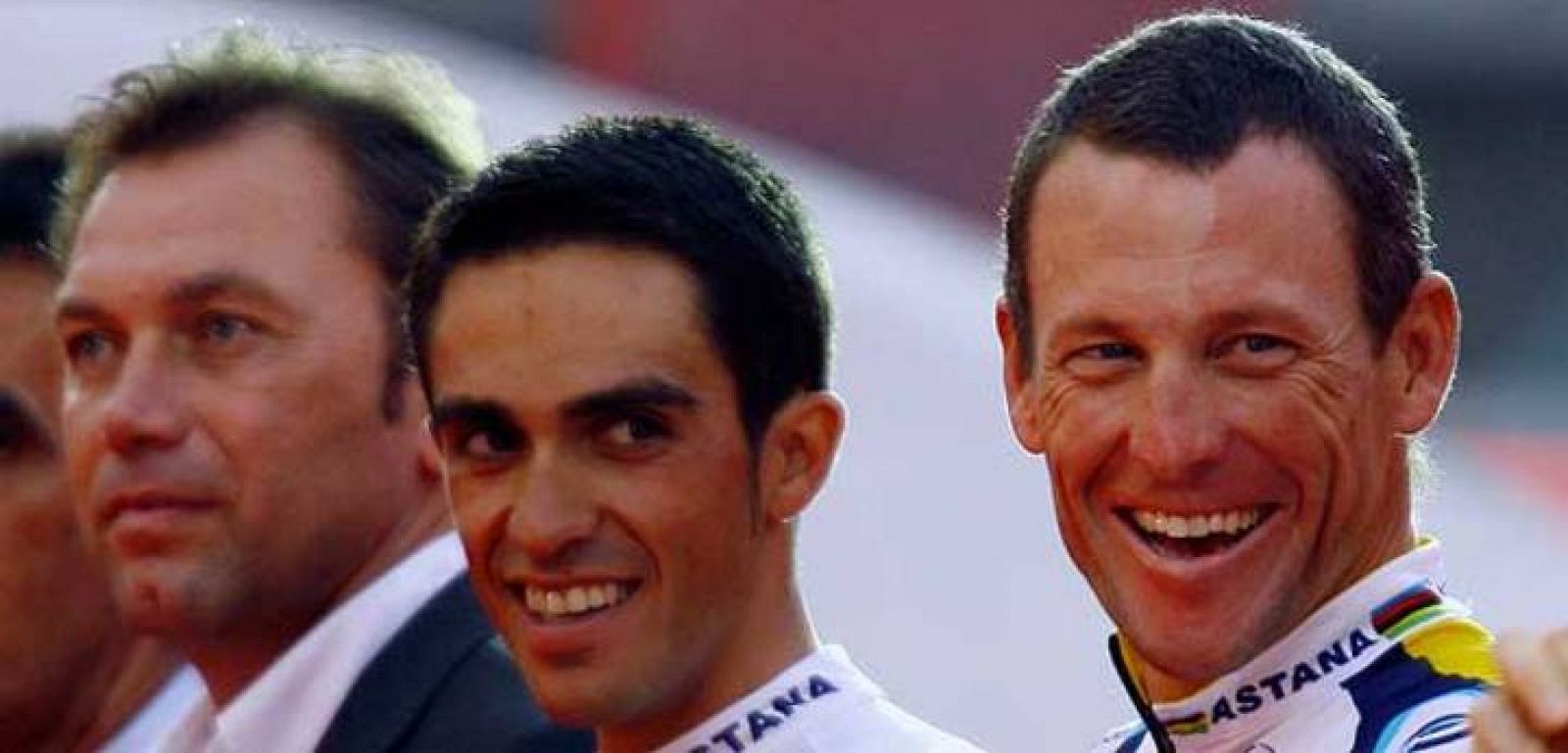 Alberto Contador rodeado de Johan Bruyneel y Lance Amstrong,