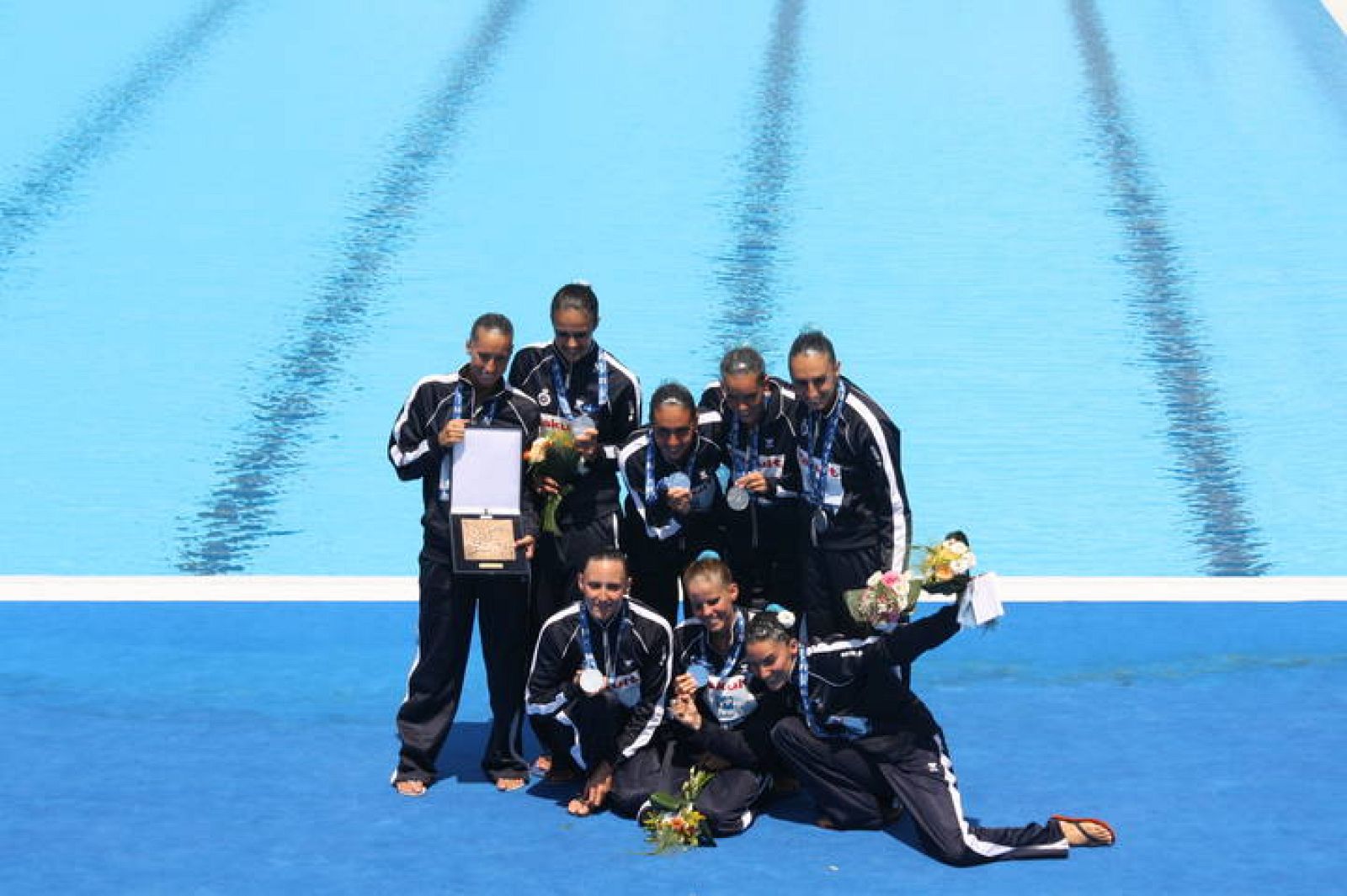 Las españolas posan con elgalardón que lo acredita como mejor equipo del Mundial 