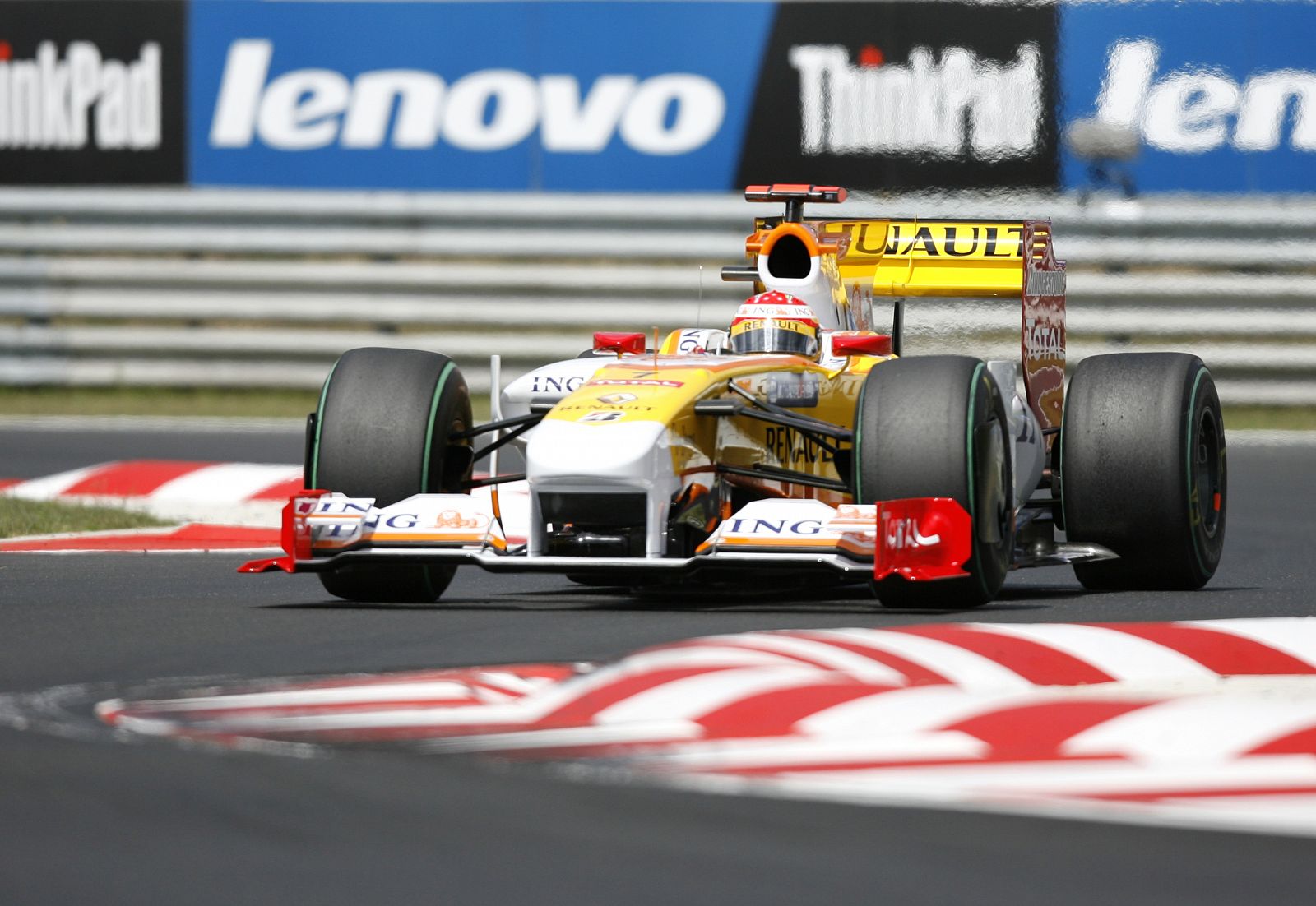 Fernando Alonso no ha podido concluir el Gran Premio de Hungría tras perder la rueda derecha.