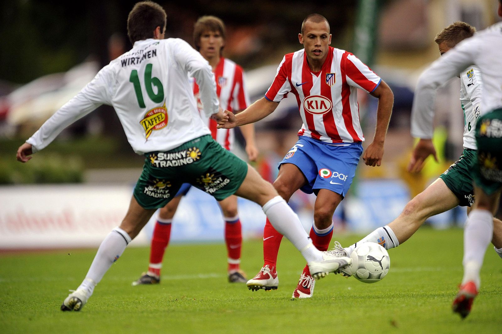 El holandés Heitinga volvía a aparecer en el estadio donde triunfó con el Ajax