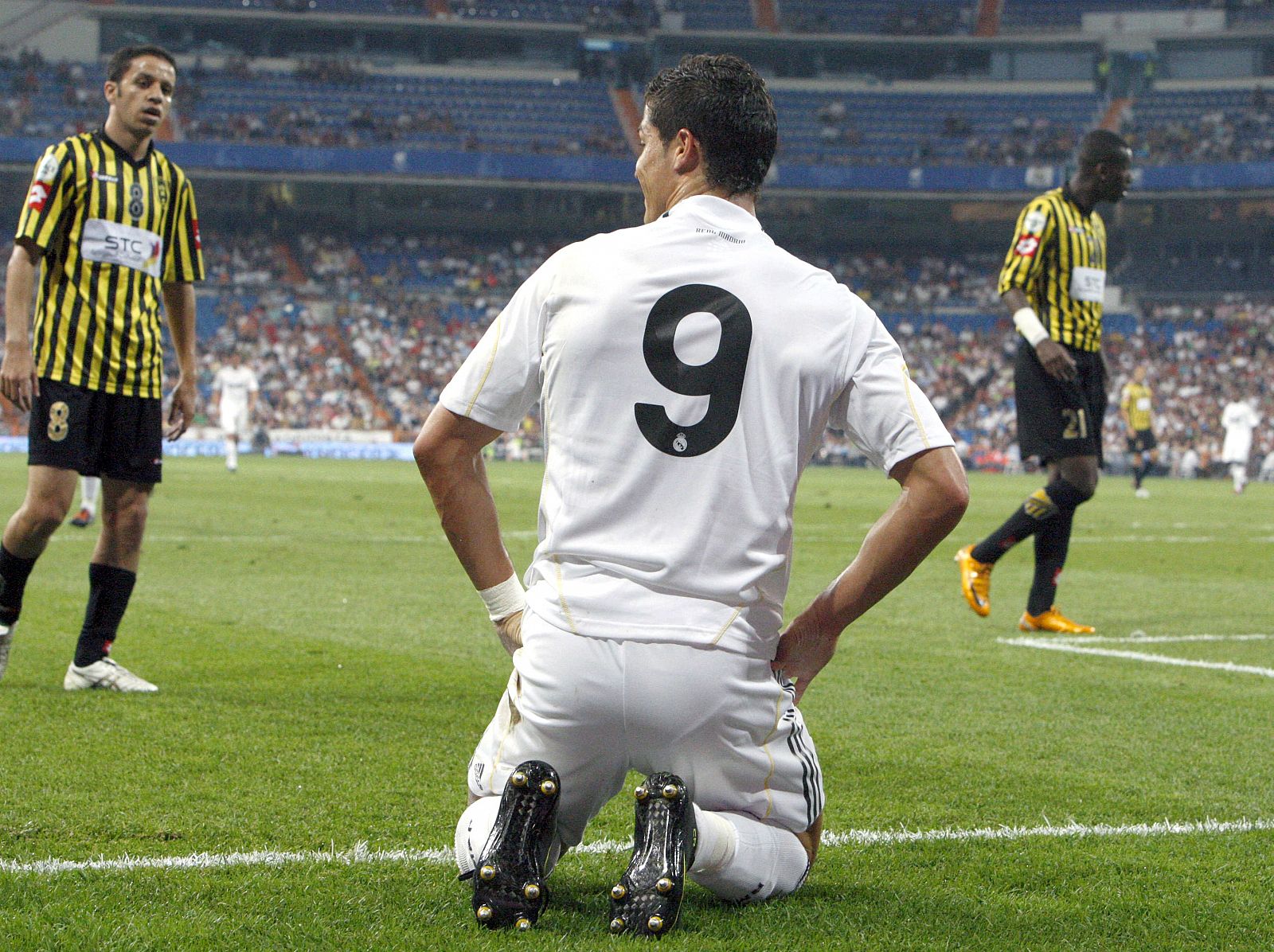 Cristiano Ronaldo, de rodillas en el césped en una acción ante el Al Ittihad.
