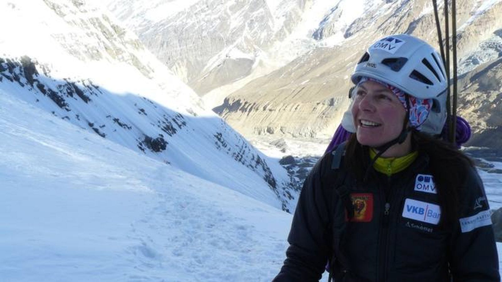  La himalayista ya tiene en su haber 12 ochomiles, y compite con Edurne Pasaban y la coreana Eo-Sun Oh por ser la primera en conseguir los 14. 