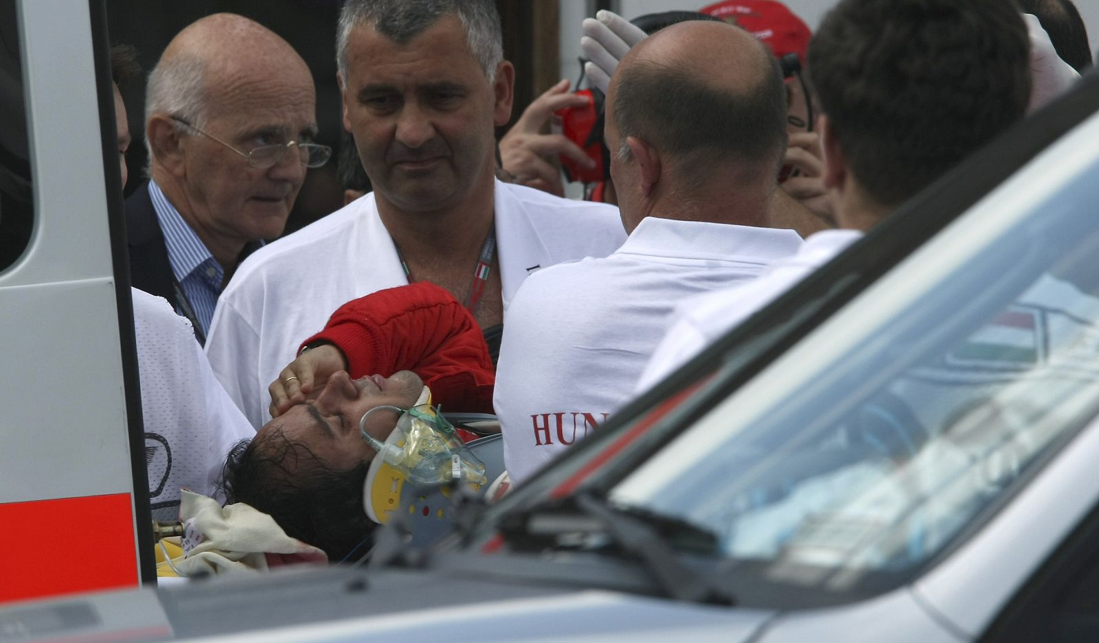 El piloto de Ferrari Felipe Massa recibió el impacto de un muelle, procedente del coche de Barrichello, en la cabeza.