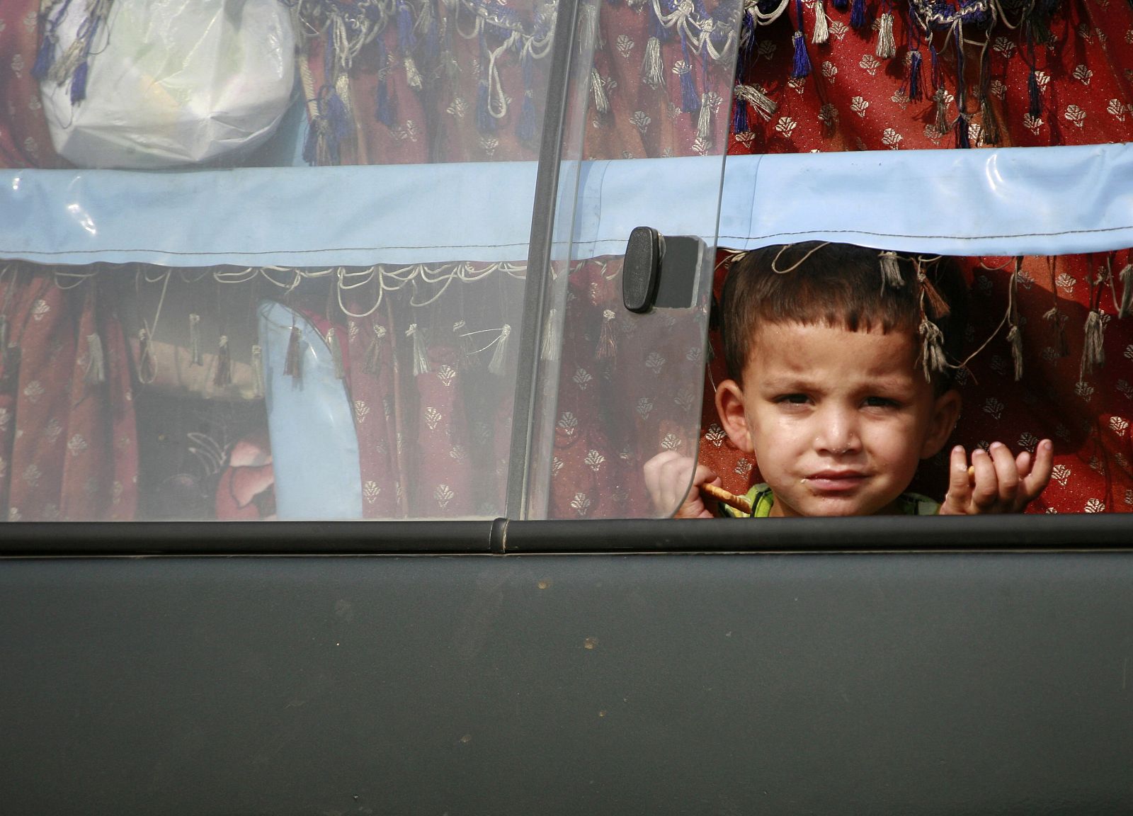 Un niño desplazado del valle del Swat, en un aotbús de retorno a su casa.