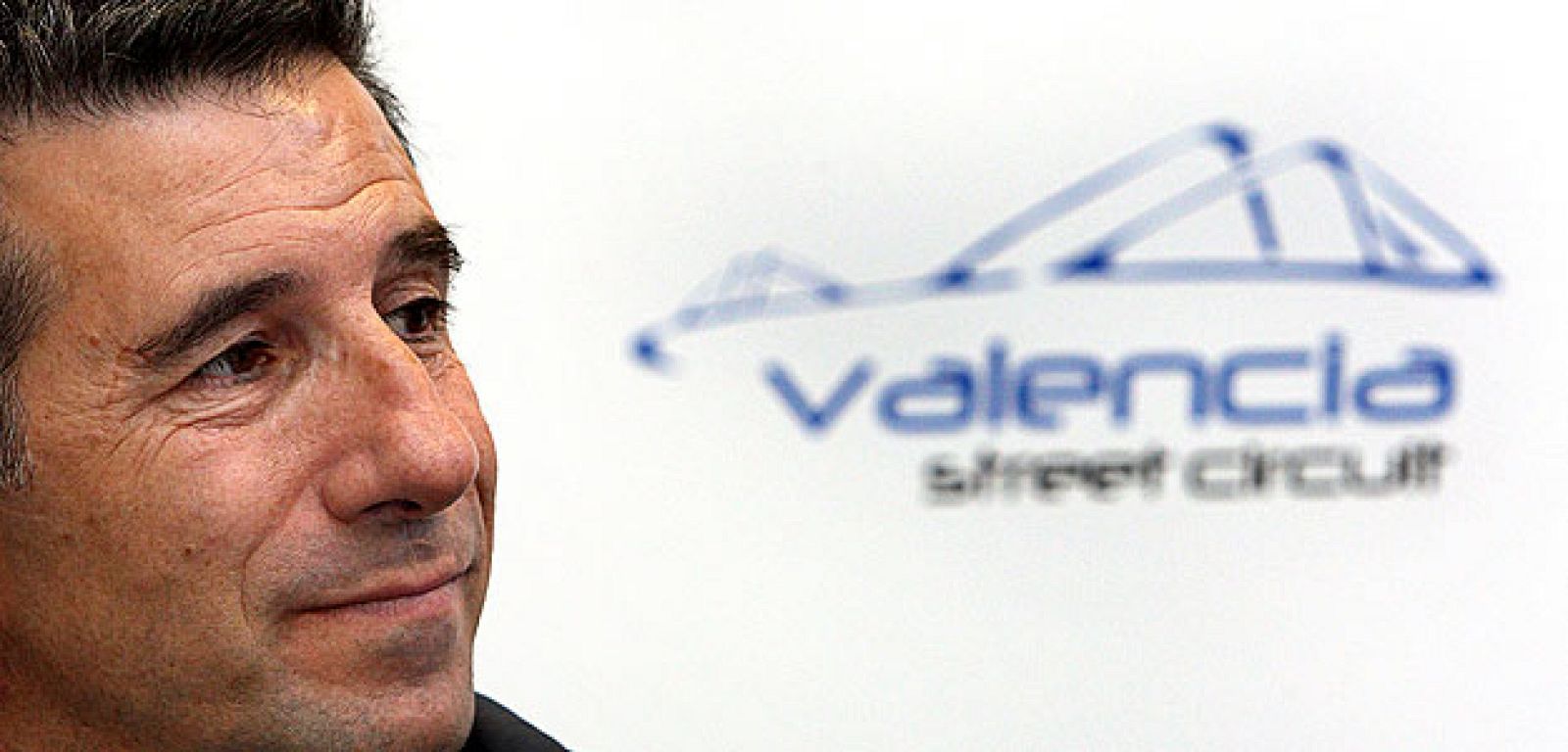 Aspar muestra su felicidad por la participación de Schumacher en Valencia.