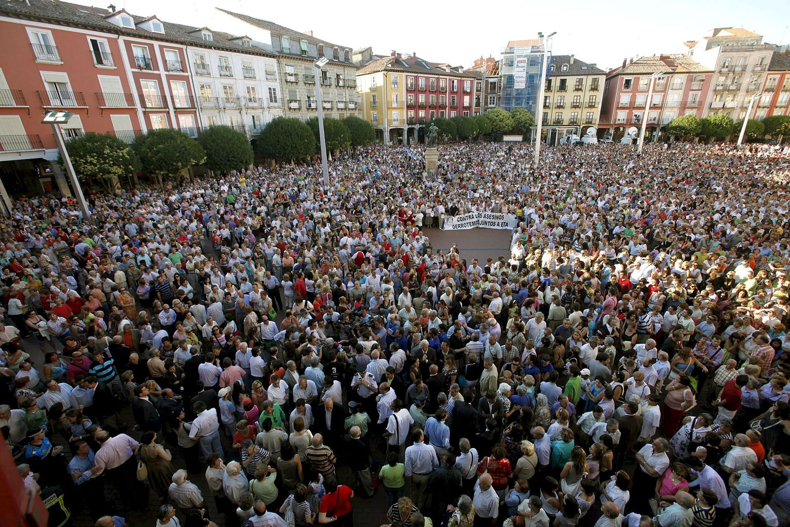 Miles de burgaleses se concentran en la Plaza Mayor contra el atentado ...