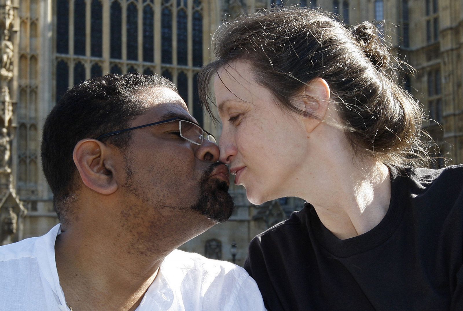 Debbie Purdy, junto a su marido a la entrada de la Cámara de los Lores, en Londres.