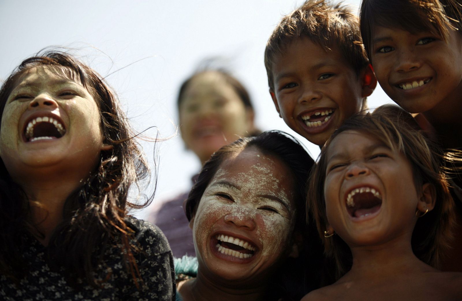Varios niños ríen en Malasia