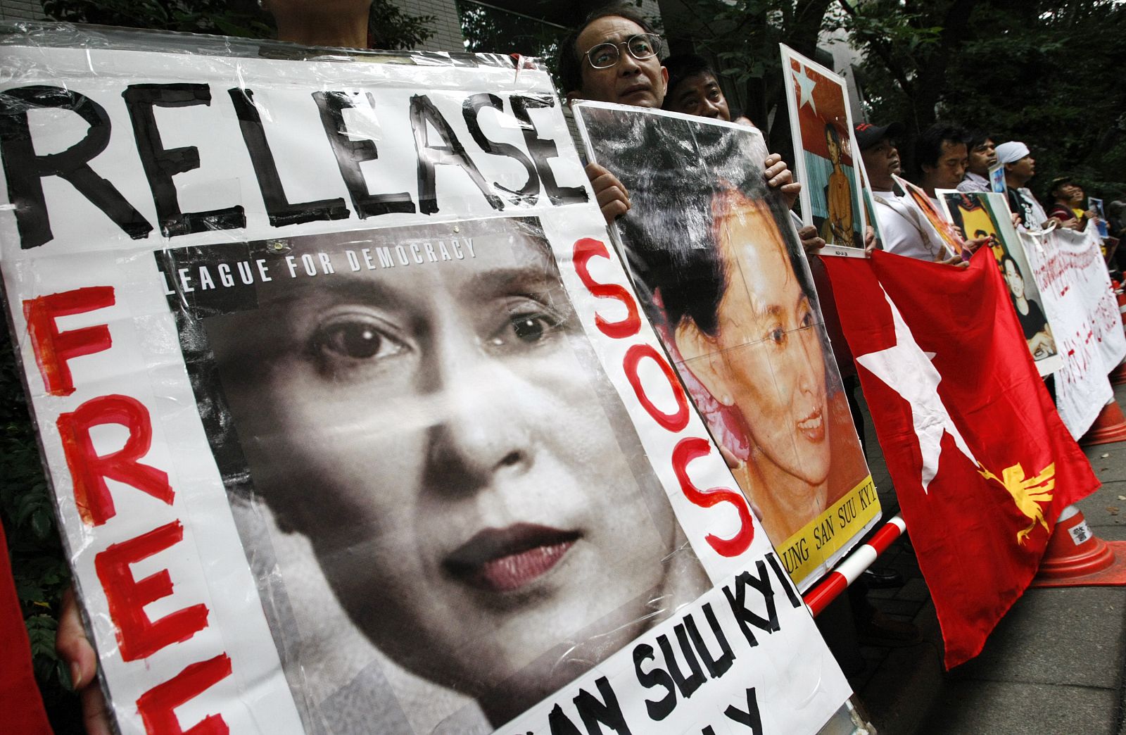Seguidores de Aung San Suu Kyi ante la embajada birmana en Tokio