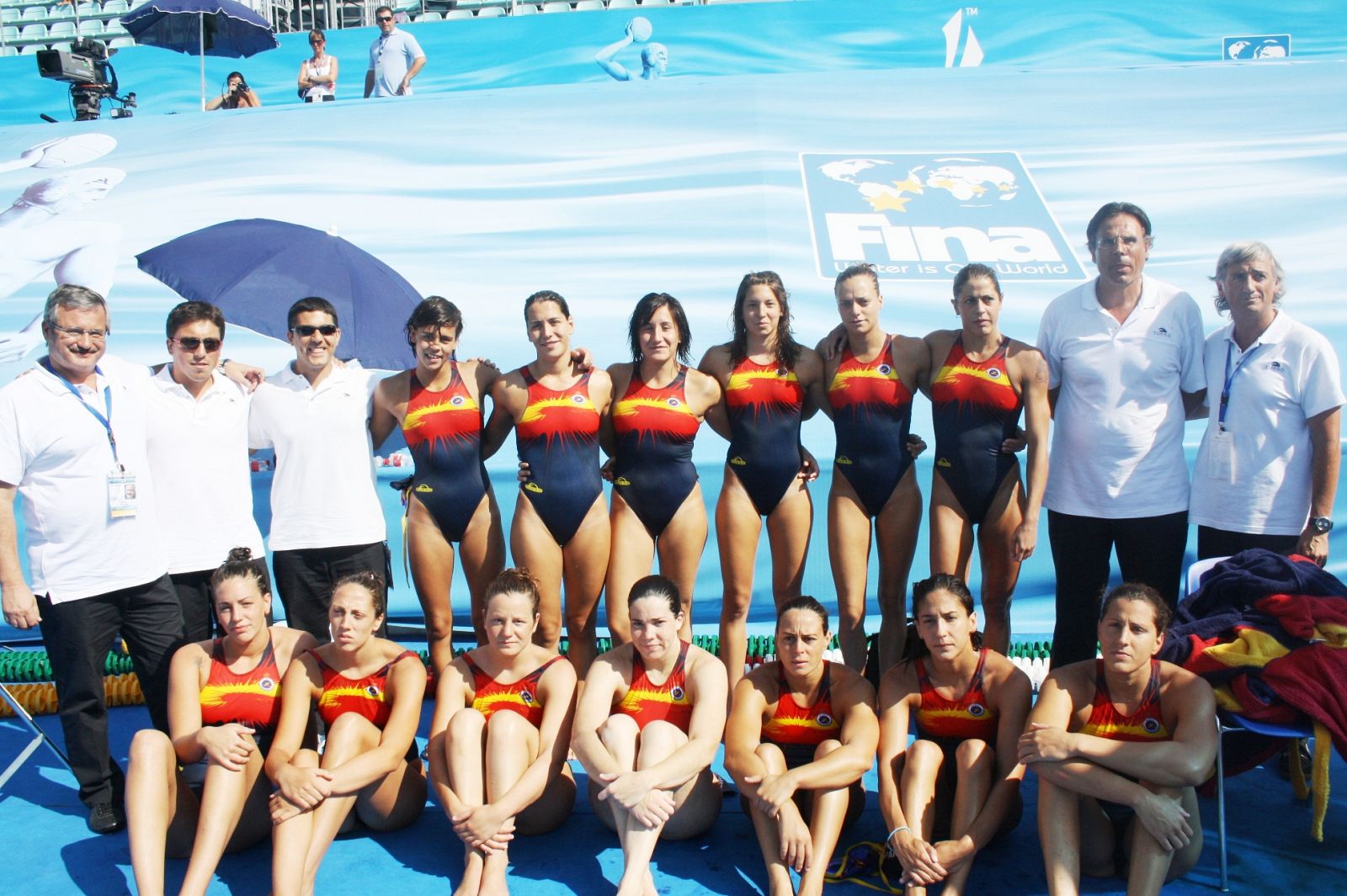 El equipo femenino de waterpolo posa para una fotografía al terminar su participación en el Mundial de Roma.